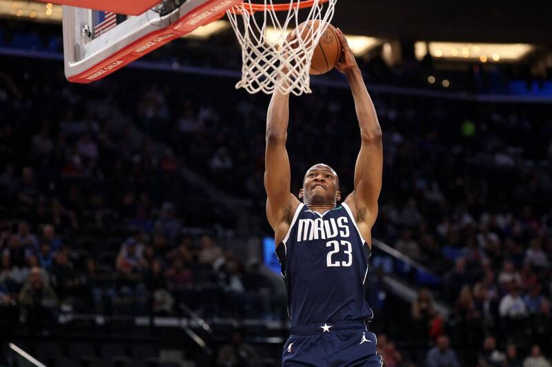 NBA前首輪中鋒瓊斯（Kai Jones）身穿獨行俠球衣在比賽中雙手暴扣。