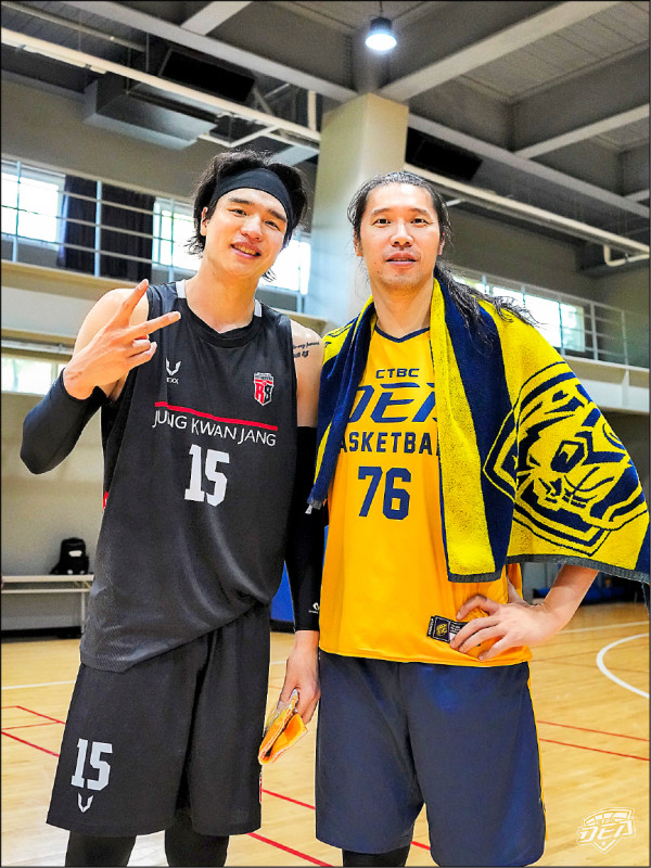 南韓安養正官庄球員與台灣職籃球員合影，展現跨國籃球交流