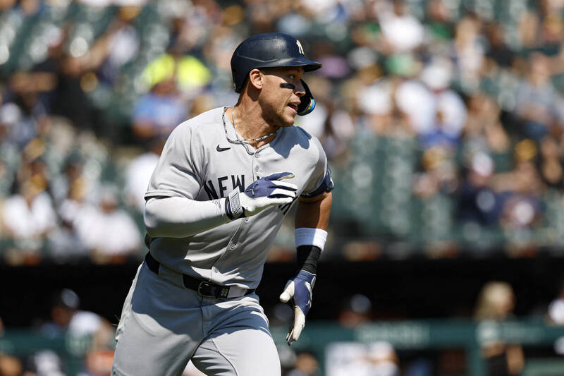 洋基重砲賈吉在比賽中全力奔跑，展現擊出全壘打後的氣勢