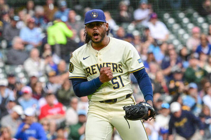 「釀酒人先發投手佩雷塔在比賽中激情吶喊慶祝，展現29局無失分的火燙表現。」