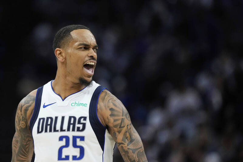 達拉斯獨行俠前鋒 P.J. 華盛頓在比賽中怒吼慶祝，展現熱血鬥志。