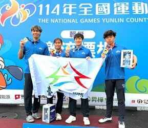 台中市輕艇隊在全運會奪下4金後合影留念，舉旗慶祝大滿貫紀錄