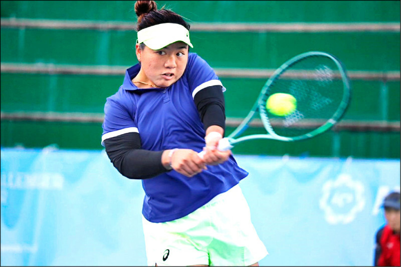 台灣女將梁恩碩在京山女網賽中奮力揮拍，展現爆冷氣勢，成功晉級單打8強。
