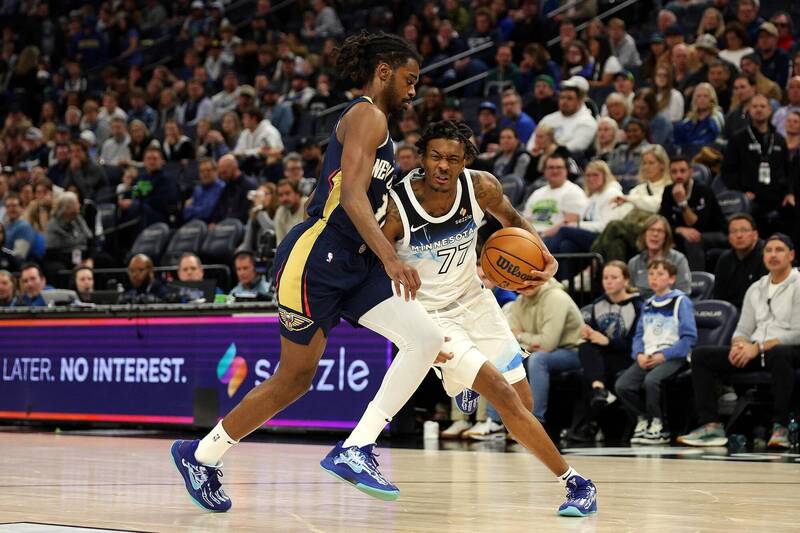 灰狼後衛海蘭德持球進攻，對抗鵜鶘防守球員