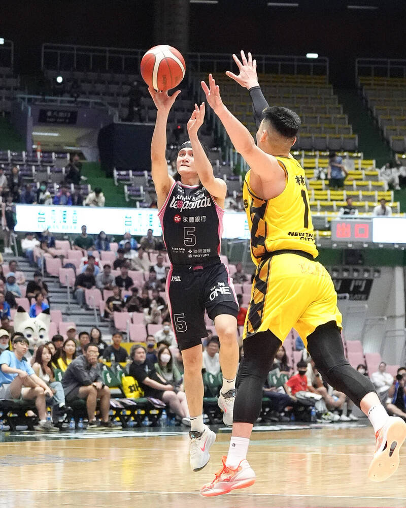 「TPBL雲豹球星高錦瑋在比賽中出手投籃，對位防守的是新北中信特攻林姓球員，場邊觀眾聚精會神觀看比賽。」