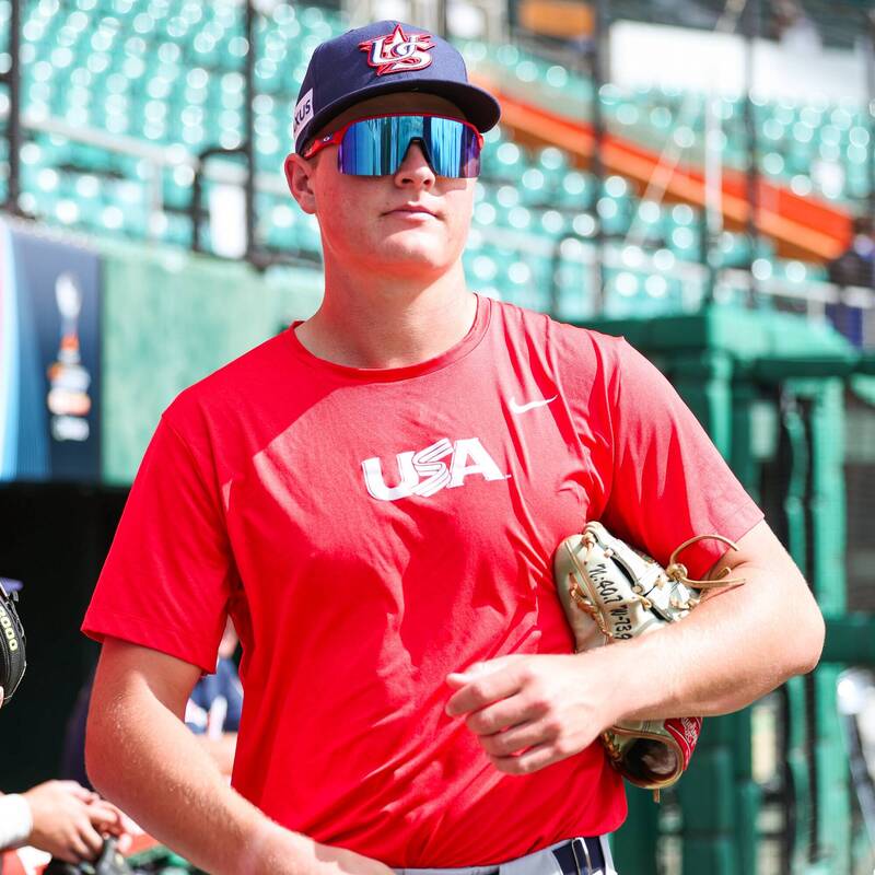 美國U18火球投手波雷蒙（Carson Bolemon）身穿紅色USA訓練衣，手持手套步出場邊，賽前神情專注。