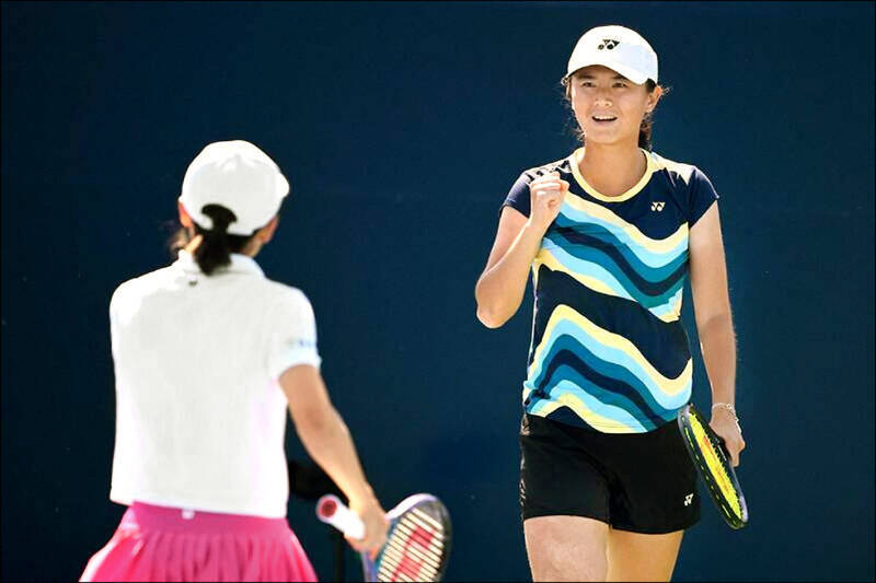 台灣網球女將吳芳嫺在2025年美國網球公開賽女雙比賽中握拳慶祝得分，展現自信與鬥志