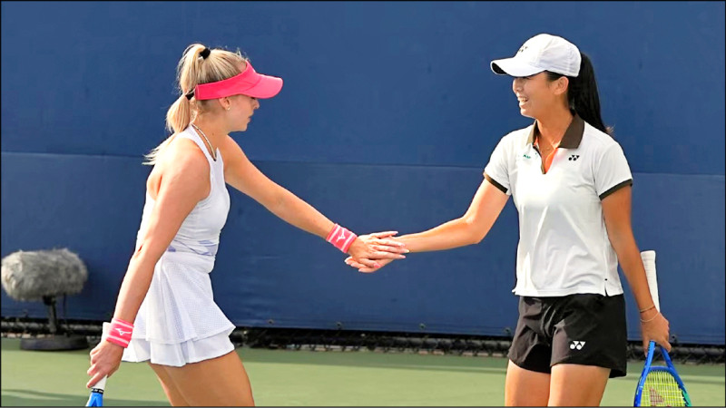 台灣女將吳芳嫺與匈牙利搭檔施托拉在2025美網女雙比賽後握手慶賀，展現愉快笑容與好默契