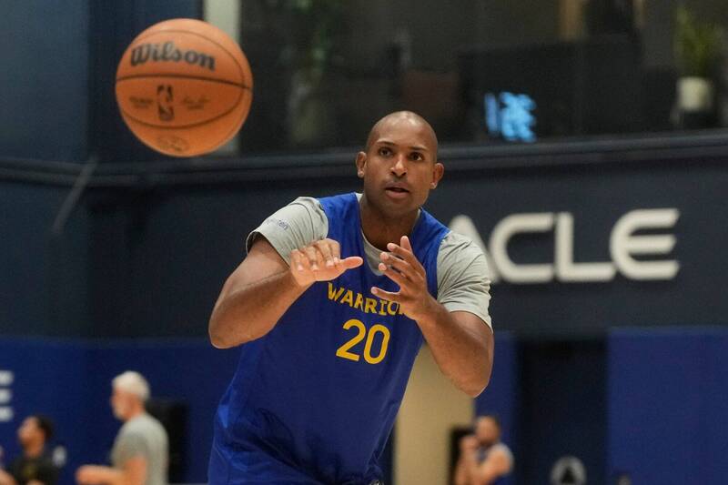 勇士新中鋒哈佛德（Al Horford）在訓練營中練習傳球，期待與柯瑞攜手打造全新進攻體系。