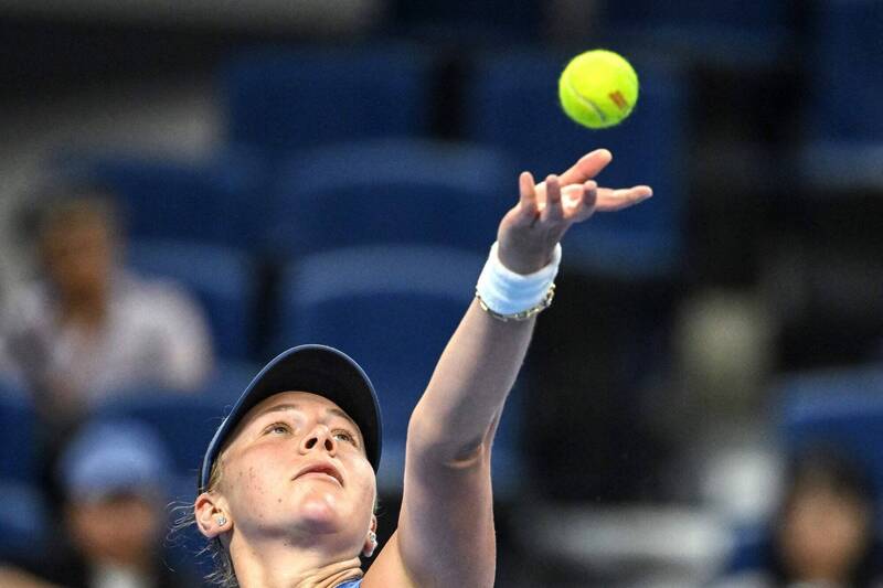 美國女將安妮西莫娃（Amanda Anisimova）在北京中國網球公開賽專注發球瞬間。