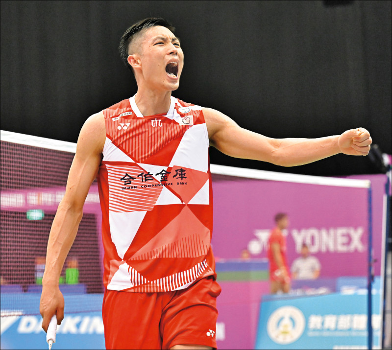 台灣羽球一哥周天成在北極羽球公開賽逆轉丹麥選手霍爾姆，晉級16強，準備迎戰王子維。