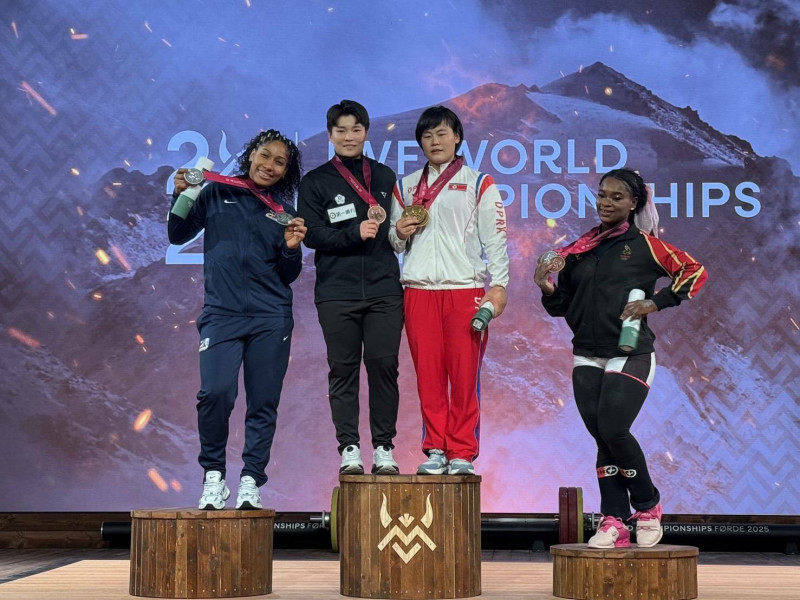 台灣舉重女將陳玟卉（左二）在舉重世錦賽女子69公斤級頒獎台上奪下挺舉銅牌，笑納獎牌合影。