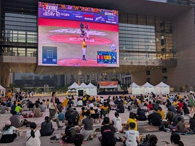 台中市府前廣場轉播中職台灣大賽，中信兄弟球迷手拿蜜桃飲與蜜桃包應援嗑桃克桃猿。