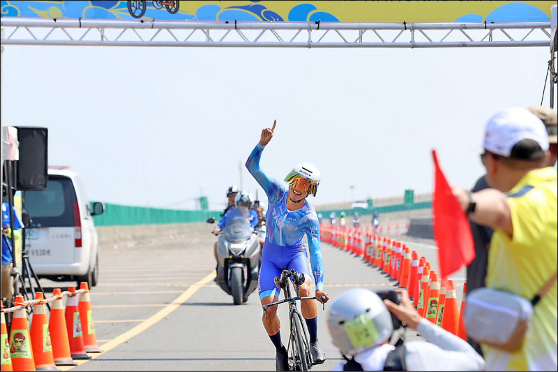 台北市車手杜志濠在全國運動會自由車個人計時賽以47分51秒奪金，完成三連霸，感性將勝利獻給已故隊友Gino。