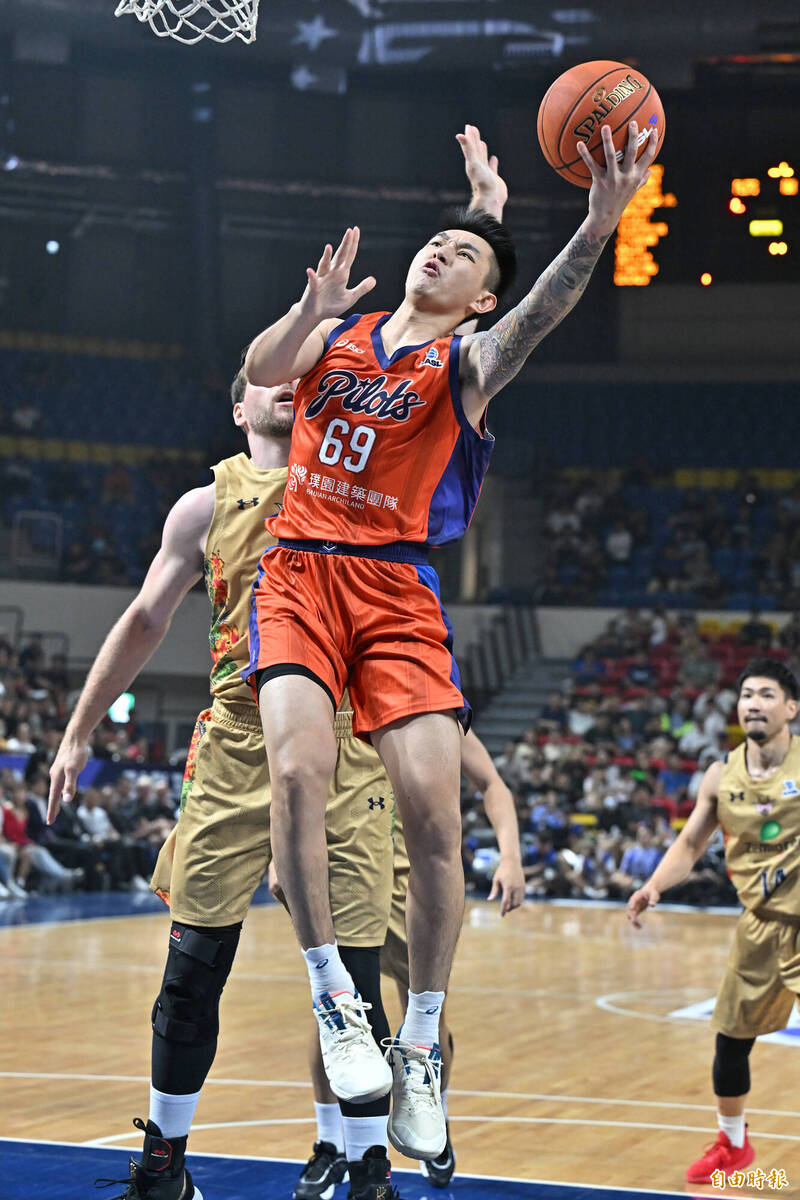 桃園領航猿盧峻翔在東亞超級聯賽首戰砍下全場最高24分，帶領球隊擊敗琉球黃金國王。