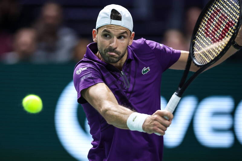 保加利亞老將迪米特洛夫在巴黎大師賽復出首戰以直落二擊敗佩里卡德，拿下傷癒回歸後首勝。