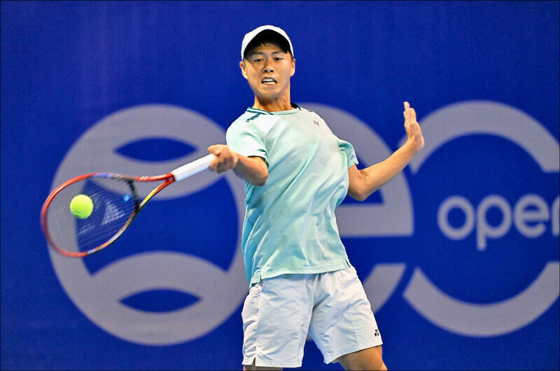 台灣網球好手黃琮豪攜手中國選手孫發京，在深圳挑戰賽以直落二擊敗地主外卡組合晉級男雙8強。