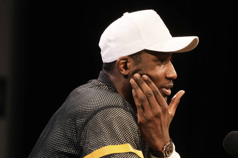 勇士前鋒強納森·庫明加（Jonathan Kuminga）出席記者會時戴白色帽子，專注聆聽問題。