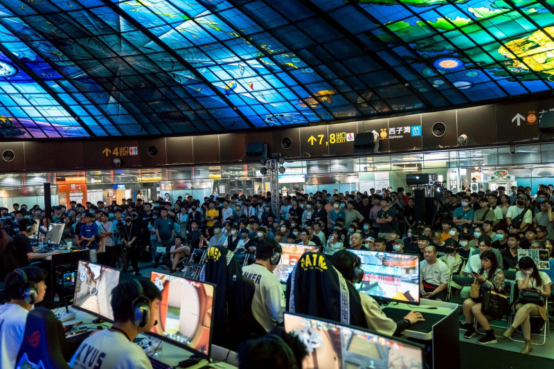 高雄捷運美麗島站光之穹頂舉辦「全國電競青年錦標賽」，《特戰英豪》選手現場激戰吸引大批觀眾圍觀。