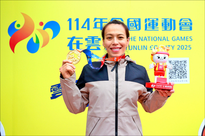郭婞淳在全國運動會女子64公斤級挺舉130公斤奪金落淚，完成七連霸並破大會紀錄，展現堅毅信念。