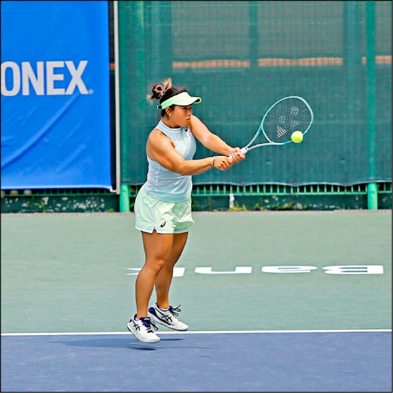 台灣網球好手梁恩碩在WTA香港女網賽與中國搭檔豐碩聯手，搶10逆轉第3種子阿普爾頓／湯千慧，爆冷晉級8強。