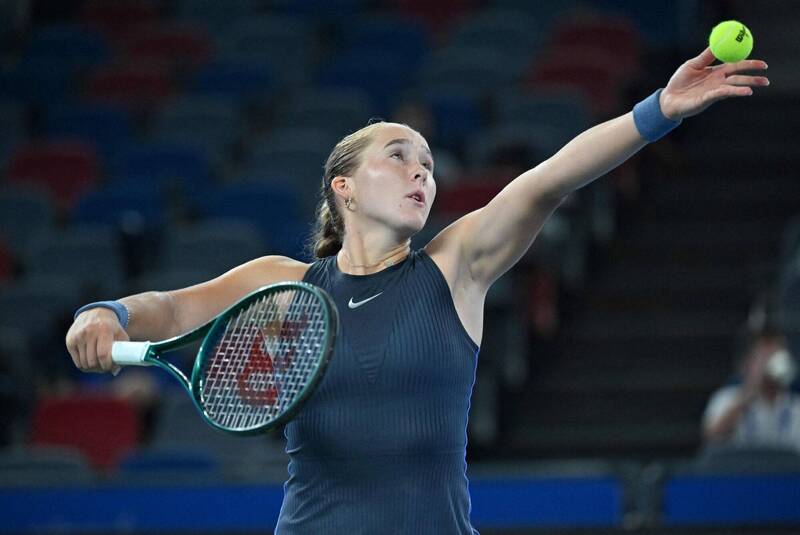 俄羅斯網球新星安德烈耶娃（Mirra Andreeva）在武漢女網公開賽發球時專注神情，最終止步32強。