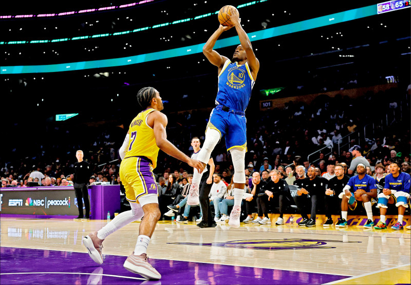 NBA開幕戰勇士巴特勒攻下31分率隊擊敗湖人，詹姆斯因傷缺席，東契奇43分仍無力救主。