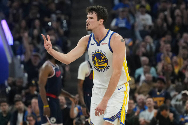 勇士主帥史蒂夫柯爾在2025 NBA賽季採用先發輪調策略，根據對手中鋒對位調整陣容，展現「柯學家」式實驗精神。