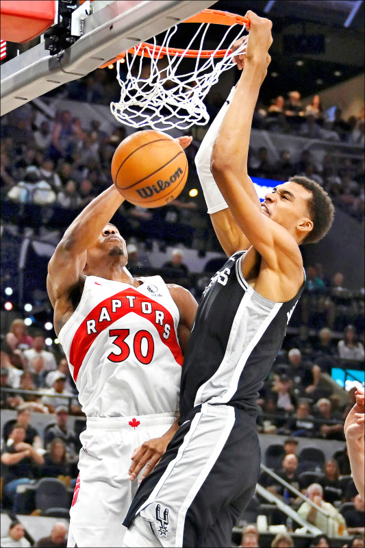 馬刺球星溫班亞瑪在NBA開季第四戰砍下24分15籃板率隊擊敗暴龍，帶領馬刺豪取開季4連勝。