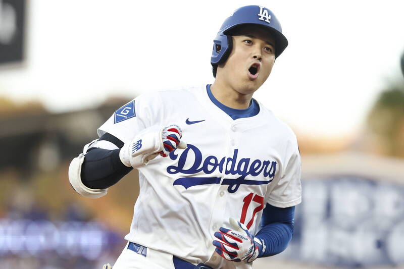 大谷翔平在MLB季後賽揮出全壘打後激情慶祝，身穿洛杉磯道奇隊球衣。