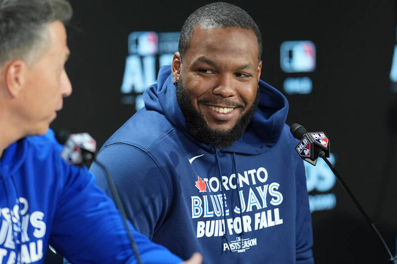 藍鳥球星小葛雷諾（Vladimir Guerrero Jr.）在季後賽記者會上微笑受訪，談論球隊晉級機會。