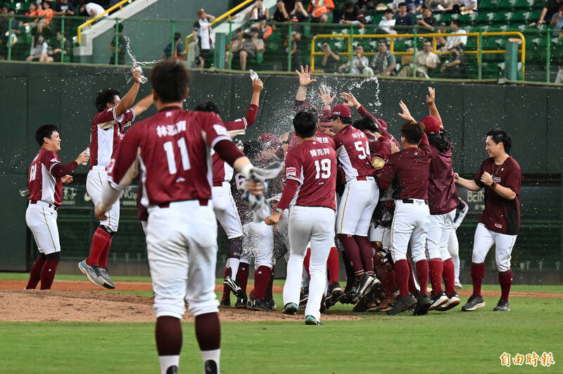 樂天桃猿在季後挑戰賽G4上演史上最狂逆轉，林智平轟出追平3分砲、林立敲出致勝安，晉級台灣大賽。