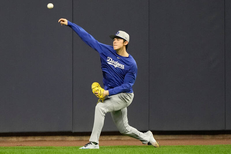 道奇投手佐佐木朗希在國聯季後賽展現火球實力，釀酒人教頭墨菲笑稱「想讓他被禁賽」。