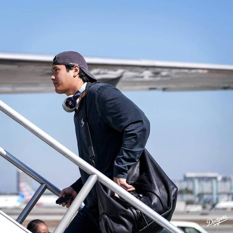 大谷翔平隨洛杉磯道奇隊登機前往費城，背著黑色旅行包帥氣現身。