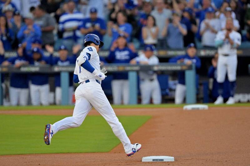 道奇大谷翔平在國聯冠軍賽G4單場轟出三響砲並投出10次三振，率隊橫掃釀酒人晉級世界大賽。