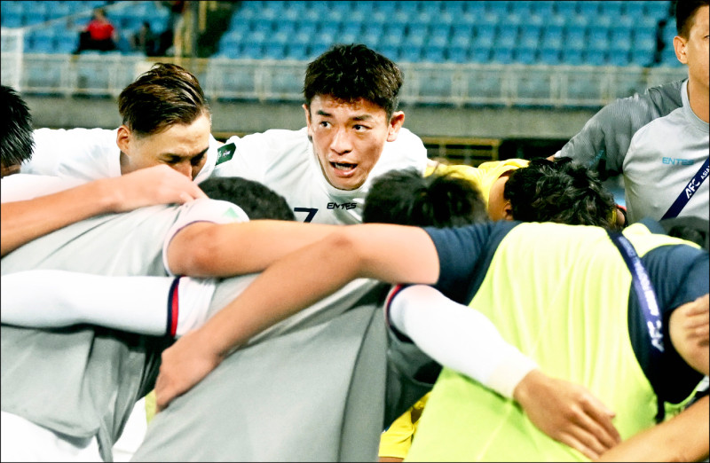 台灣男足亞洲盃資格賽以1比6不敵泰國，陳柏良批足協後勤失職、李洋要求3日內交檢討報告。