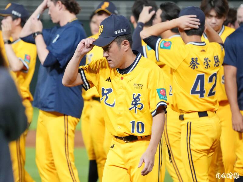 中信兄弟總教練平野惠一在台灣大賽1比4不敵樂天桃猿後神情哀傷，感性談到球員遍體鱗傷仍全力以赴。