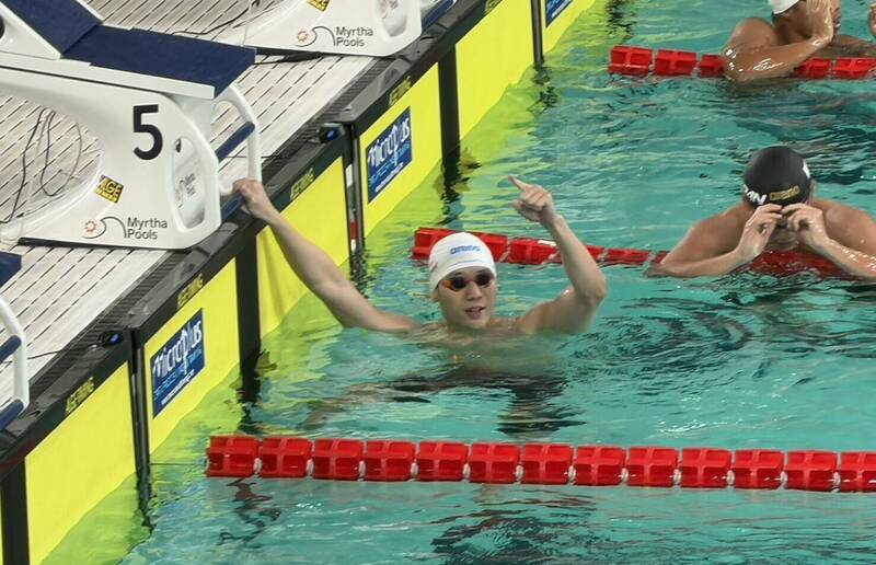 「台灣蝶王」王冠閎在亞洲游泳錦標賽男子蝶式決賽奪金後於泳池邊慶祝。