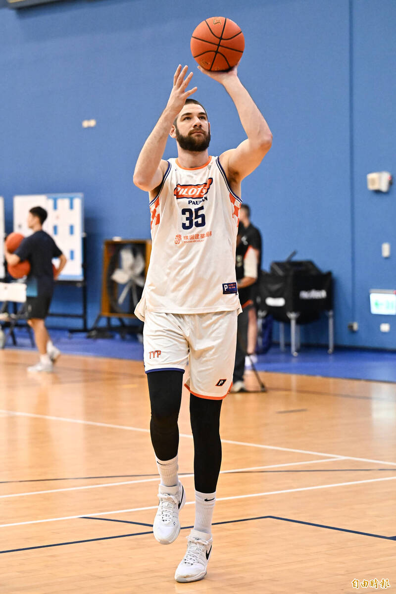 PLG桃園領航猿新成員阿提諾（William Artino）身穿35號球衣在場上訓練投籃。