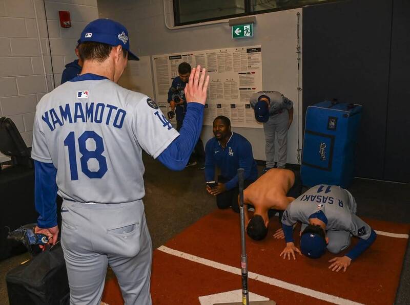 世界大賽G2，道奇王牌山本由伸完投9局8K封神，賽後佐佐木朗希「五體投地」膜拜爆紅。