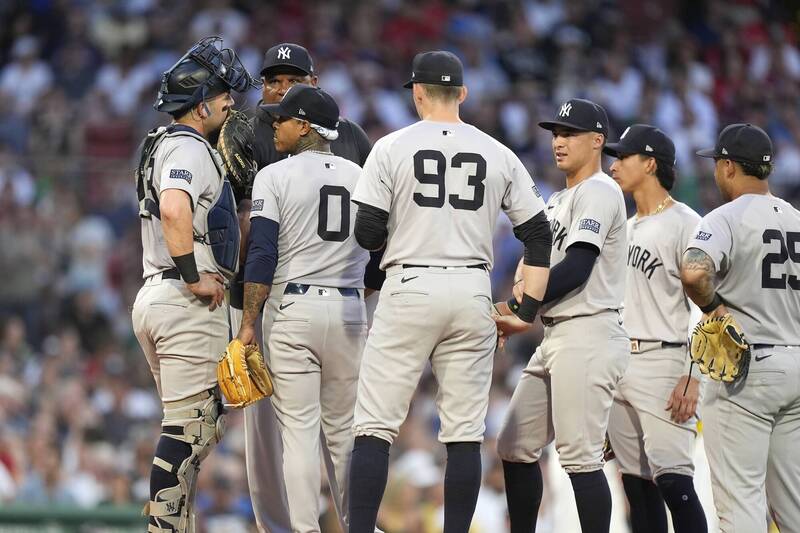 洋基在美聯分區賽遭淘汰後宣布不續聘牛棚教練Mike Harkey與一壘教練Travis Chapman，預計仍將進行教練團調整。