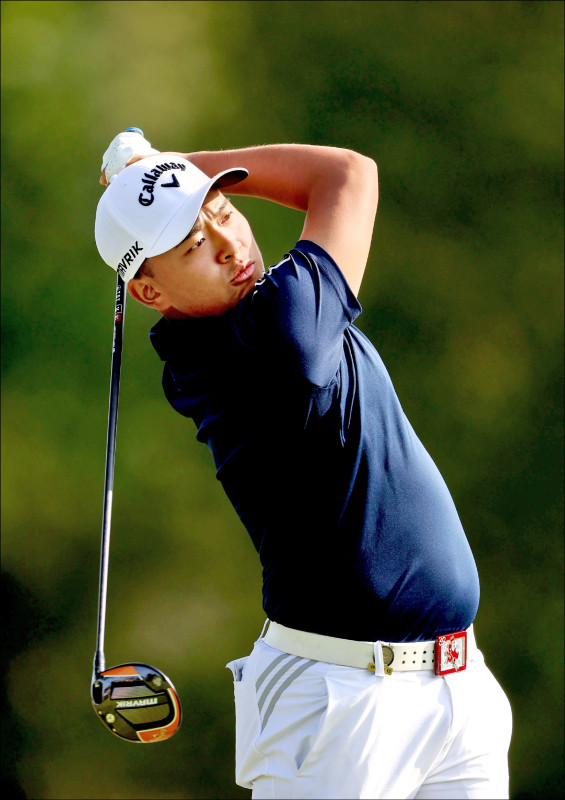 台灣高爾夫球員俞俊安在PGA桑德森農場錦標賽中揮桿專注神情。