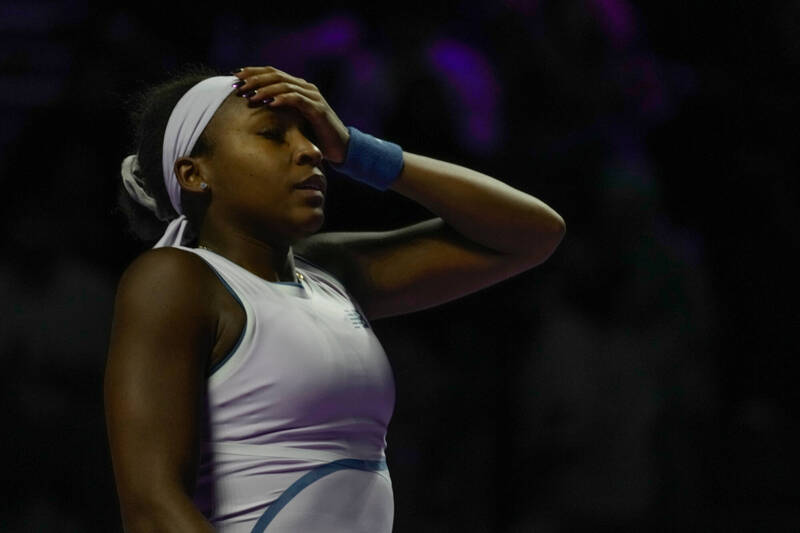 美國女網球星高芙在2025利雅德WTA年終總決賽擊敗義大利好手保莉妮，開胡保住晉級機會。