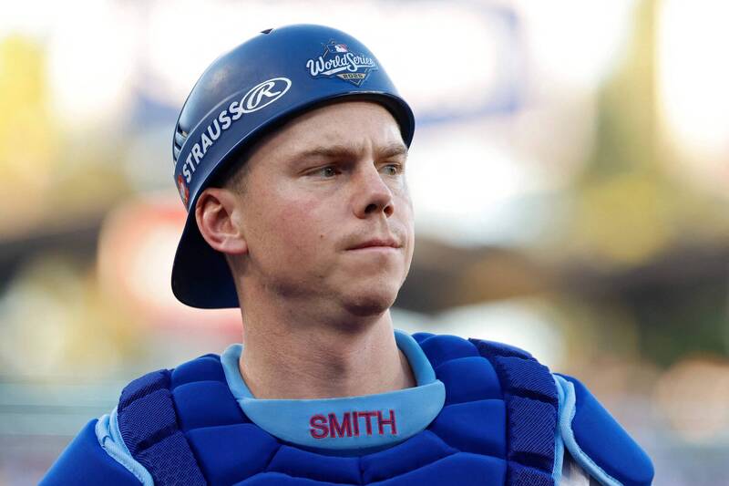 道奇捕手威爾史密斯在場邊專注神情，針對 MLB 明年啟用電子好球帶制度表達不安。