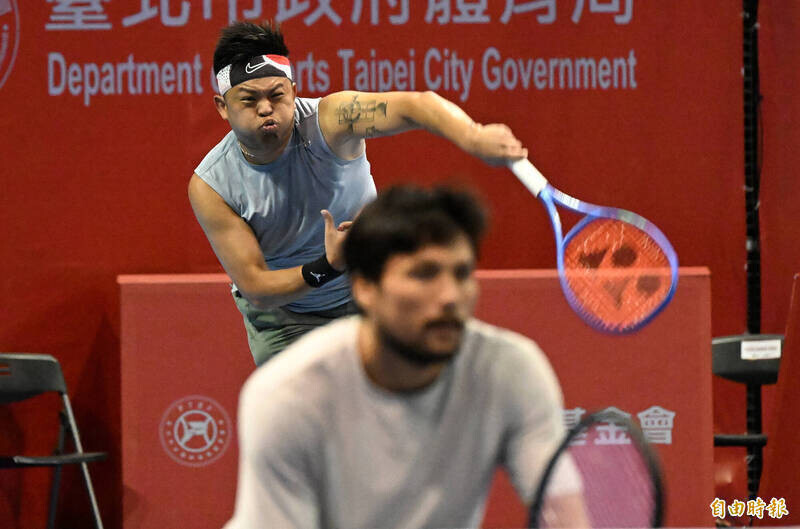 台灣選手在雙打比賽中發球，展現準備進攻的動作，象徵謝政鵬與搭檔在澳網外卡戰的激戰表現。