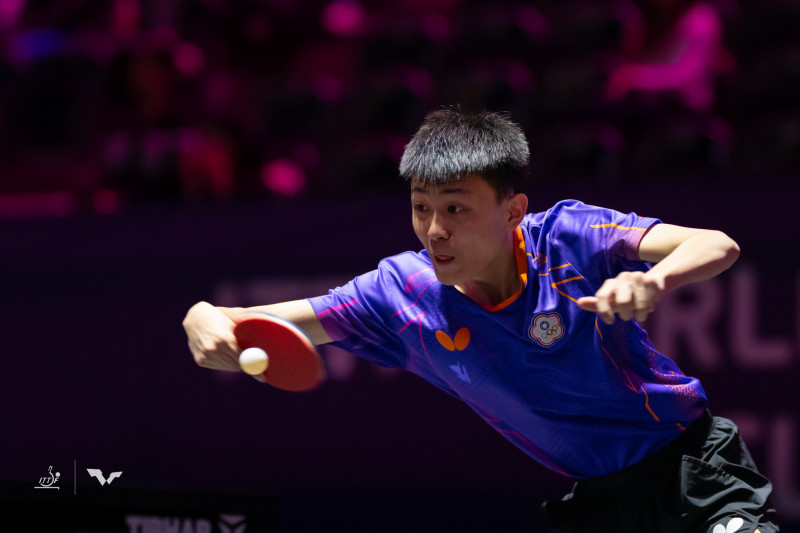 一名身穿紫色球衣的台灣桌球選手在比賽中全力揮拍進攻，象徵在 U15 男團決賽中扛起關鍵得分的表現。