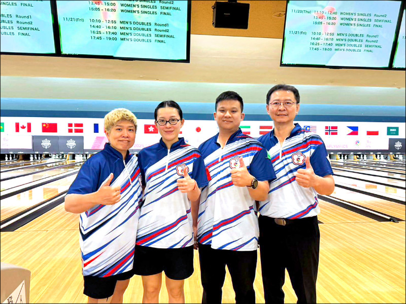 台灣保齡球混合團體選手在球館合照，象徵本屆聽奧最終日奪下銀牌的亮眼表現。