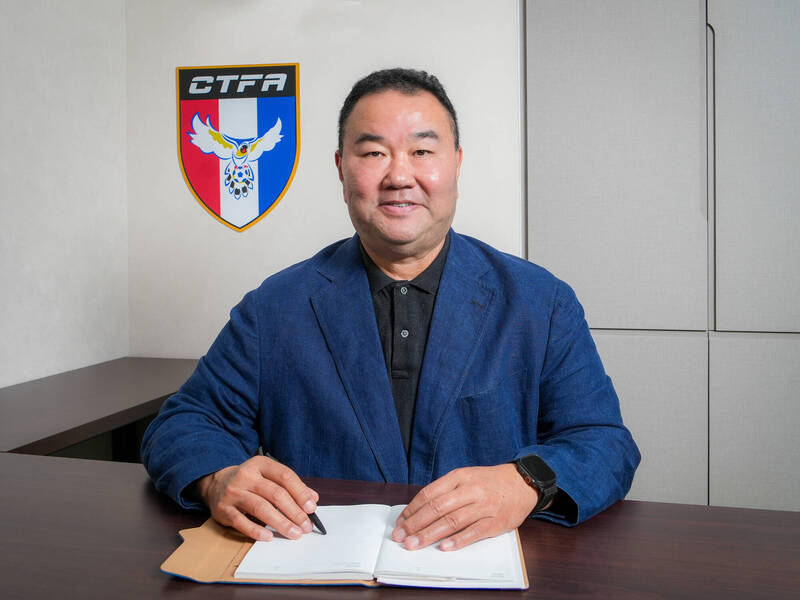 台灣足球協會宣布秘書長趙士強與技術總監陳亮辰離任，結束階段任務，將啟動新團隊銜接。