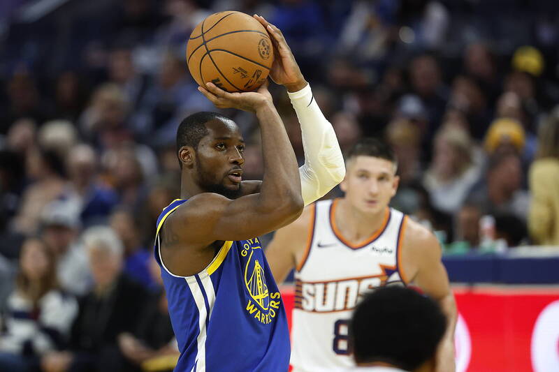 勇士前鋒庫明加在比賽中持球準備傳球，展現受傷前的比賽狀態，象徵他即將復出的情況。