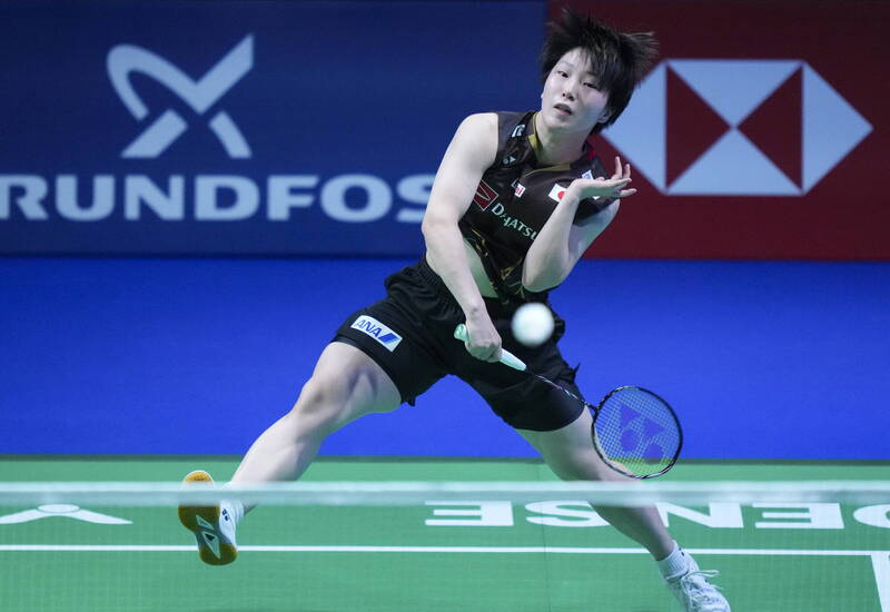 日本羽球名將山口茜在年終總決賽女單比賽中回擊來球